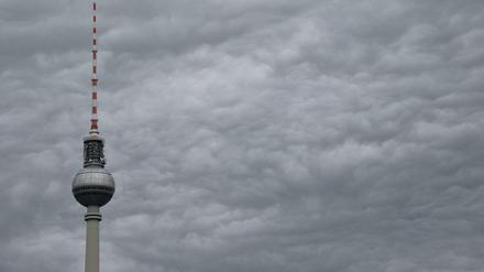 Der Berliner Fernsehturm ist umgeben von grauen Wolken. (Symbolbild)