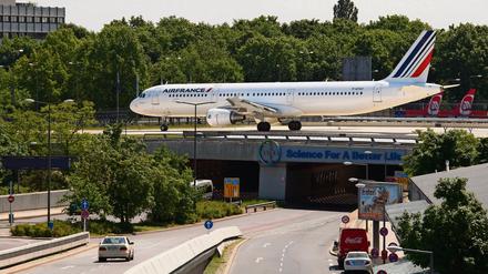 Berlins Landungsbrücke: Hier rollt noch ein Airbus der Gesellschaft Air France über die Brücke am Flughafen Tegel.