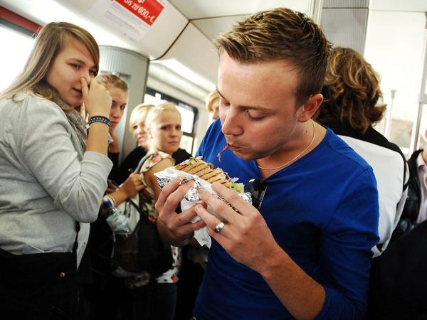 Essen verboten. Der Verzehr von "offenen Speisen" ist in U-Bahn, Tram, Bus und S-Bahn nicht erlaubt.  