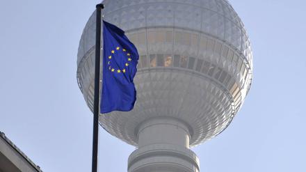 EU-Flagge vor Fernsehturm: passt wie Faust aufs Auge.