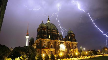 Gewitter in Berlin, mit Berliner Dom und Fernsehturm im Hintergrund.