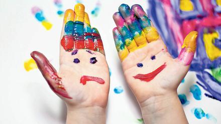 Spaß für die Kinder, Putzen für die Eltern: das Malen mit Fingerfarben ist in vielen Familien beliebt. 
