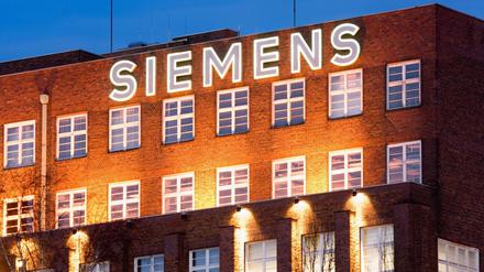Ein Siemens-Schriftzug an einem Gebäude des Konzerns in Berlin-Siemensstadt 