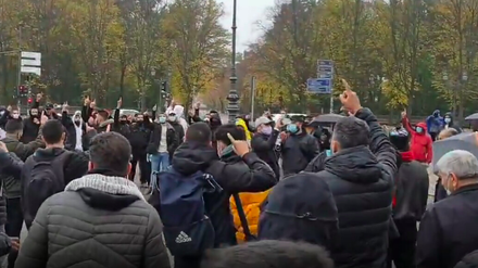 Rund 130 Menschen demonstrierten am Mittag vor dem Brandenburger Tor.