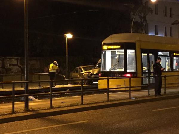 Unfall in Friedrichshain: Der Pkw fuhr in die Tramhaltestelle. 