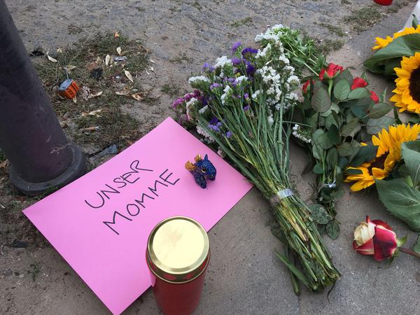 An der Unfallstelle legten viele Menschen Blumen und Kerzen nieder und gedenken der Toten vom Freitagabend.