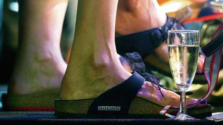 Birkenstock-Sandalen sind neuerdings extrem angesagt - auch beim Sektempfang.