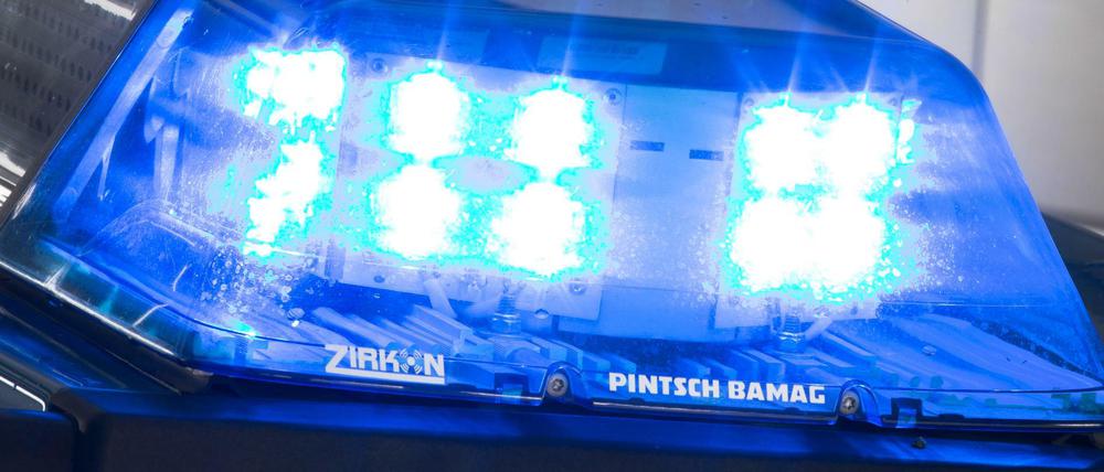 Symbolbild: Ein Blaulicht leuchtet am auf dem Dach eines Polizeiwagens.