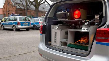 Gut ausgerüstet und nicht von den "gewöhnlichen" Streifenwagen zu unterscheiden: Die Berliner Polizei arbeitet in Zukunft mit Blitzer-Funkstreifen.