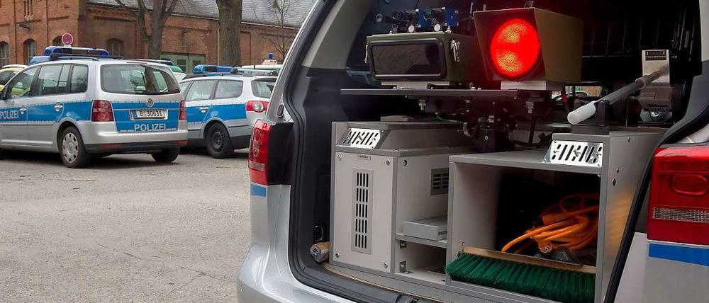 Gut ausgerüstet und nicht von den "gewöhnlichen" Streifenwagen zu unterscheiden: Die Berliner Polizei arbeitet in Zukunft mit Blitzer-Funkstreifen.