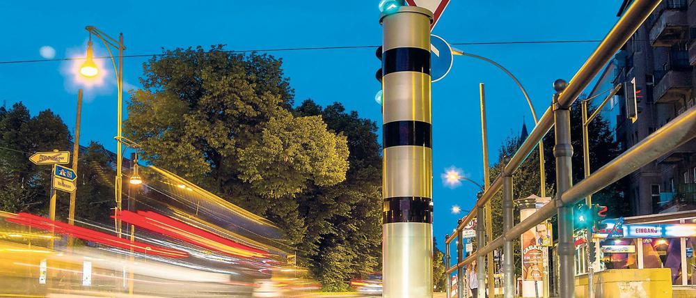 Blitzt Raser, blitzt Rotlichtfahrer. Die neuen Säulen in Berlin.