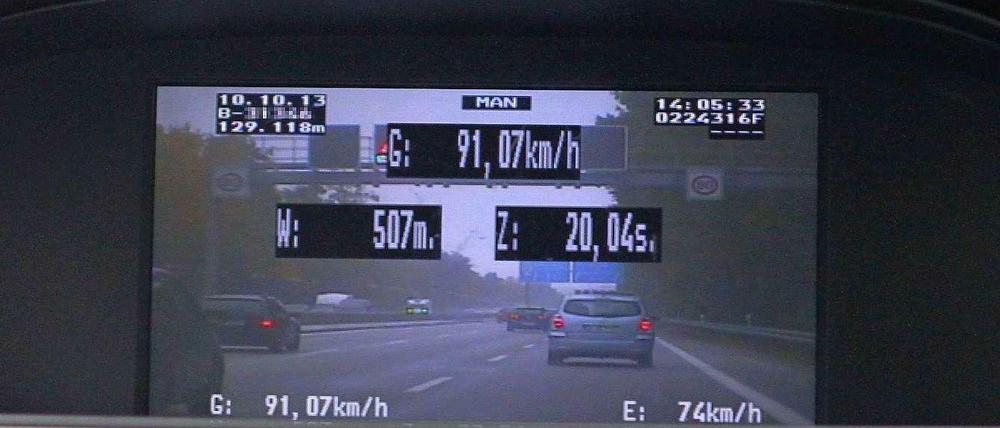 Der Videowagen der Autobahnpolizei hat nicht nur Kameras an Bord, sondern auch zwei Systeme, die Tempo und Abstände von Autos erfassen. Aufgezeichnet wird in Berlin aber nur, wenn die Polizisten einen konkreten Anlass sehen.
