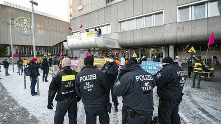 Aktivisten von Extinction Rebellion blockieren den Eingang des Chemiekonzerns Bayer Monsanto in Berlin. D