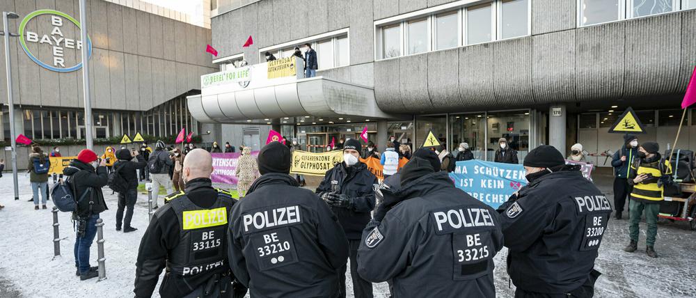 Aktivisten von Extinction Rebellion blockieren den Eingang des Chemiekonzerns Bayer Monsanto in Berlin. D