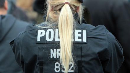 Polizistin im Einsatz (Symbolbild)
