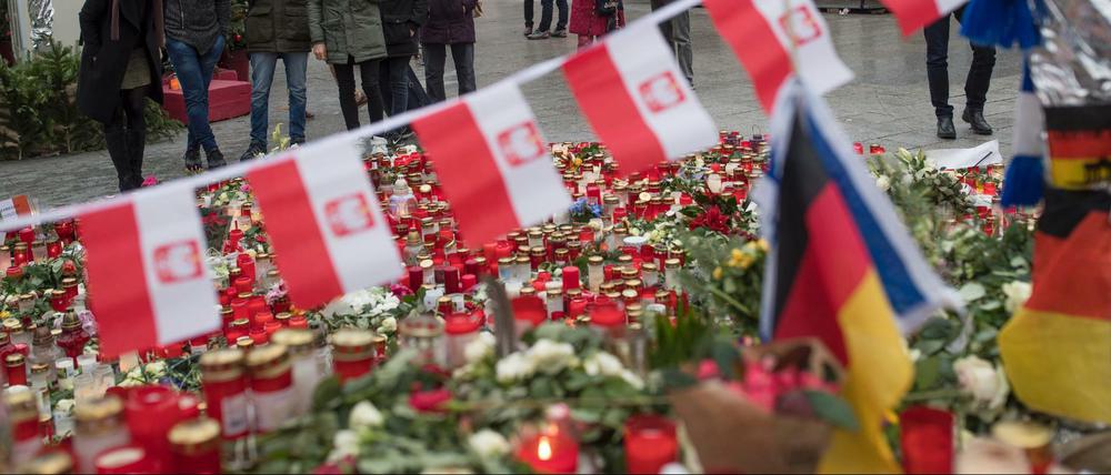 Mit Blumen und Kerzen gedenken Menschen den Opfern des Anschlags.