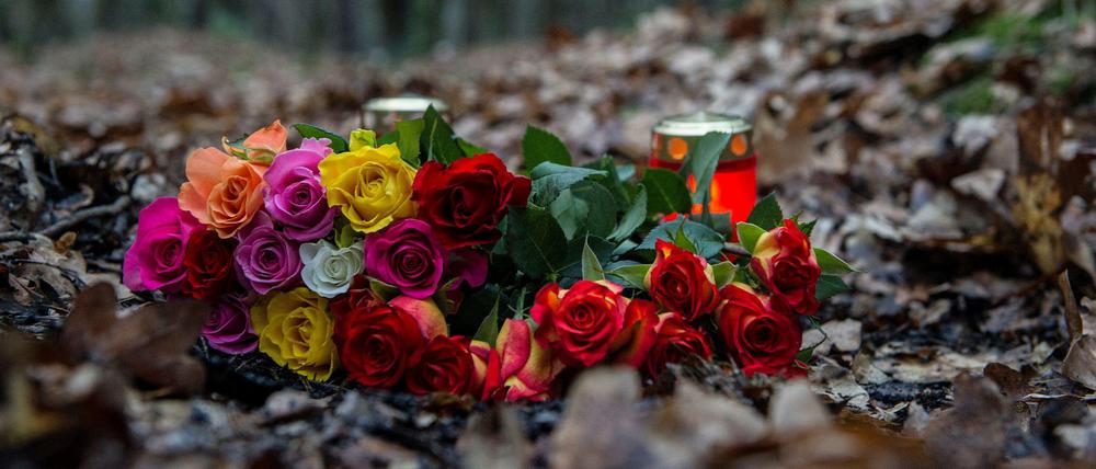 Blumen und Kerzen wurden in dem Waldstück an der Bärenlauchstraße abgelegt. An dieser Stelle war die junge Frau tot aufgefunden worden. 