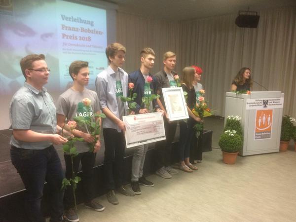 Vertreter von Schülergruppen aus Cottbus und Grüneberg nahmen den Franz-Bobzien-Preis 2018 für den Landesjugendring Brandenburg entgegen. 