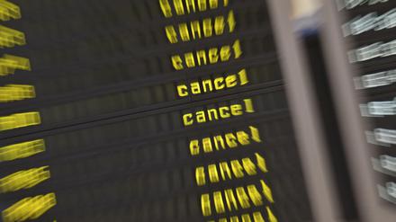 «Cancel» steht auf einer Anzeigentafel am Flughafen Tegel. Passagiere an den Flughäfen Tegel und Schönefeld müssen am Freitag mit starken Verspätungen und Flugausfällen rechnen.