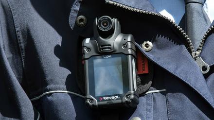 Berliner Polizei und Feuerwehr sollen zwei Jahre lang die Arbeit mit Bodycams testen.