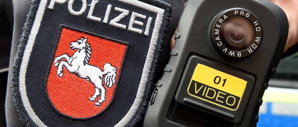In Hannover (Niedersachsen) wurde bereits 2016 ein Pilotprojekt für Bodycams an Polizeibeamten durchgeführt.