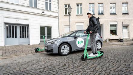 Bolt aus Estland ging in Berlin im Mai zunächst mit e-Rollern an den Start. Seit Juni vermittelt der Anbieter auch Fahrzeuge mit Fahrer:innen.