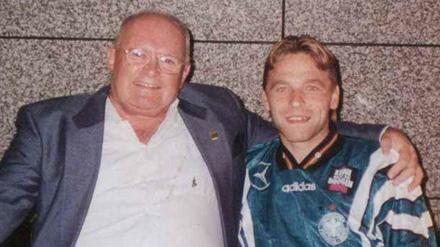 Fußball-Weltmeister Thomas Häßler mit seinem Förderer Heinz Boock vom Weddinger Club BFC Meteor.