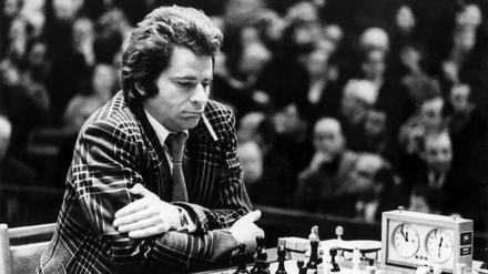 Wohlüberlegt. Schach-Exweltmeister Boris Spasski sitzt hier 1973 am Brett bei den UdSSR-Meisterschaften in Moskau. Sein legendäres Duell mit Fischer war ein Jahr zuvor. 