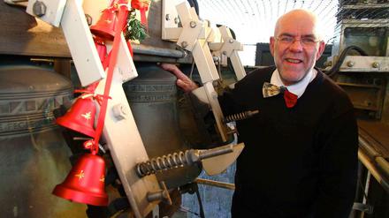 Liebling Glocke. Jeffrey Bossin hat das Glockenspiel im Carillon-Turm im Tiergarten zur 750-Jahr-Feier Berlins entworfen. Seither gibt er dort an Wochenenden Konzerte - auch am 4. Adventssonntag. 