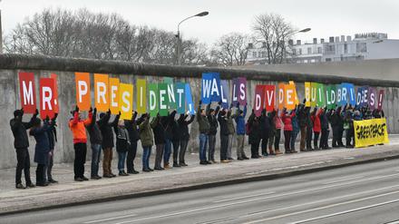 "Mr. President, Walls divide. Build bridges" - unter dem Motto demonstrieren am Freitag Aktivisten gegen den neuen US-Präsidenten.