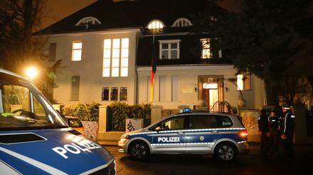 Polizeiautos im Einsatz an der Botschaft von Kamerun in Berlin-Westend 