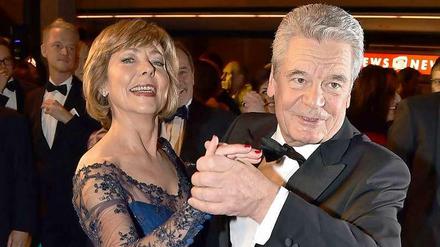 Der Bundespräsident Joachim Gauck eröffnete den Ball mit seiner Lebensgefährtin Daniela Schadt. Wir zeigen Ihnen hier die schönsten Bilder des Abends. 
