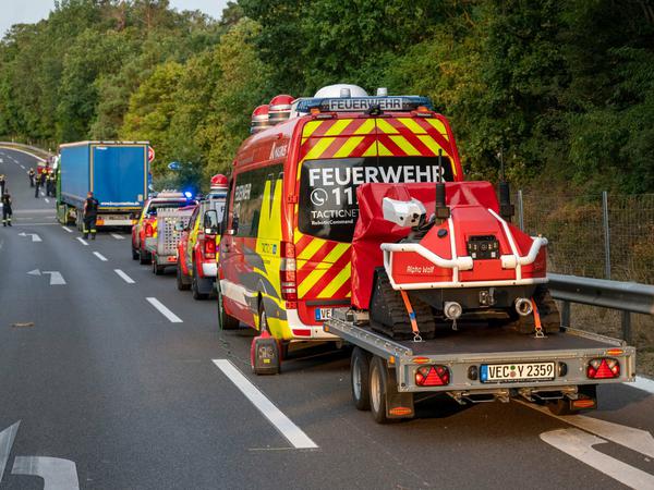 Hilfe aus Niedersachsen: Löschroboter der Feuerwehr aus Vechta stehen in der Nähe der Brandstelle bereit.