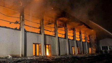 In Nauen brennt Ende August eine Sporthalle, die als Notunterkunft für Flüchtlinge geplant war.