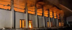 Am 25. August 2015 niedergebrannt: eine als Flüchtlingsunterkunft geplante Sporthalle in Nauen.