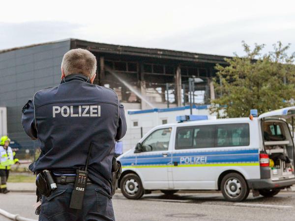 Gut ein Jahr nach dem Brandanschlag auf eine geplante Flüchtlingsunterkunft in Nauen müssen sich fünf Männer aus der rechtsextremen Szene vor dem Landgericht Potsdam verantworten. 