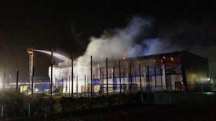Feuerwehrleute löschen im August in Nauen (Brandenburg) einen Brand in der Turnhalle des Oberstufenzentrums Havelland. 