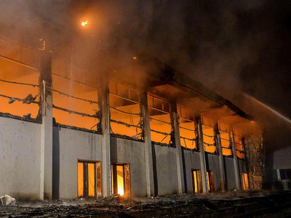 Blick am 25.08.2015 auf eine brennende Sporthalle in Nauen (Brandenburg). 