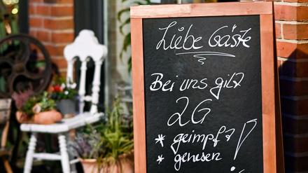 Bald zusätzlich mit Maske: Ein Schild vor einem Cafe am Kirchplatz in der Beelitzer Altstadt weist auf die 2G-Regeln hin.