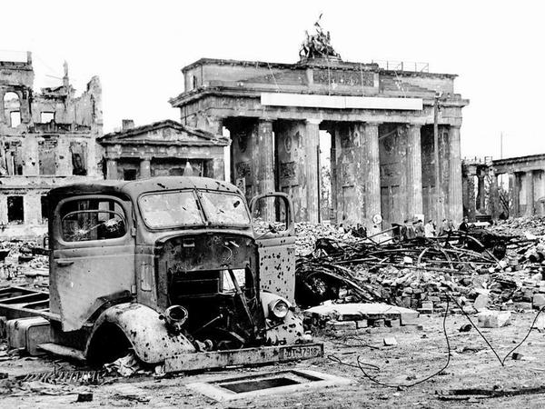Am Anfang die Wüste. Stunde Null Berlin 1945. Für den Publizisten Erik Reger, Mitbegründer des Tagesspiegels, hat Deutschland jetzt die einmalige Chance, alles besser zu machen.