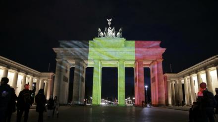 Das Brandenburger Tor in Berlin wird in den Farben der belgischen Trikolore angestrahlt. Nach den Terroranschlägen in der belgischen Haupstadt Brüssel wird an vielen Orten der Opfer gedacht. 