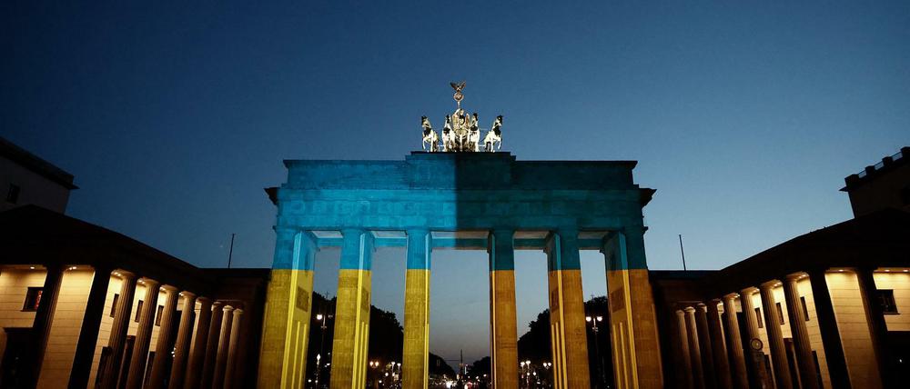 Das Brandenburger Tor wurde am Montag aus Anlass des Europatages erneut mit den ukrainischen Nationalfarben angestrahlt.