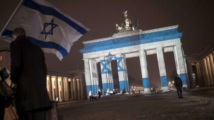 Das Brandenburger Tor ist mit der Flagge Israels illuminiert, um Solidarität mit den Opfern des jüngsten Terroranschlags in Israel zu zeigen.