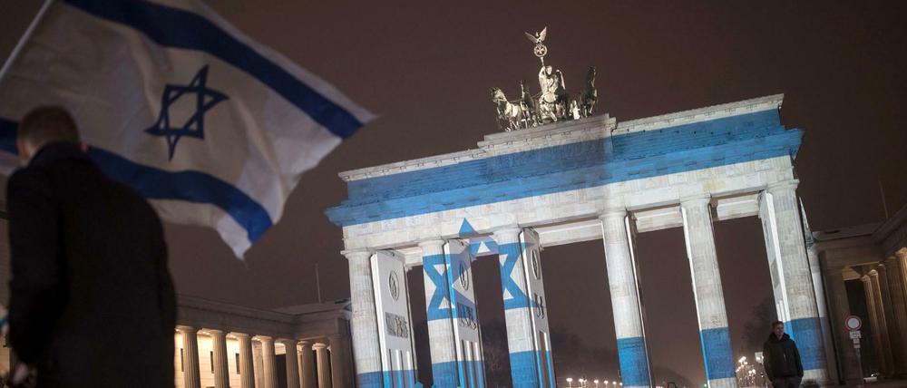 Das Brandenburger Tor ist mit der Flagge Israels illuminiert, um Solidarität mit den Opfern des jüngsten Terroranschlags in Israel zu zeigen.
