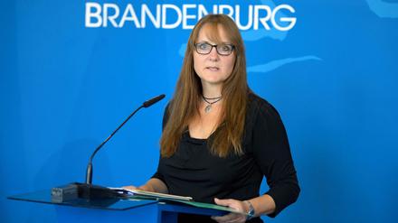Katrin Lange (SPD), Brandenburger Ministerin der Finanzen und für Europa, erläutert während einer Pressekonferenz den Vorschlag der Landesregierung für den Haushalt 2021.