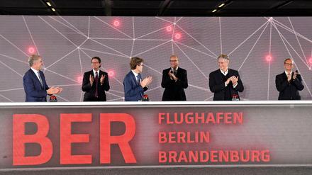Bei der BER-Eröffnung standen sie auf einer Bühne – nur Dietmar Woidke (Mitte) ist bisher positiv getestet worden.