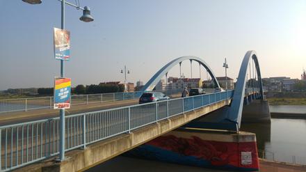 Stadtbrücke zwischen Frankfurt/Oder und Słubice mit Plakaten von AfD und "Die Partei"