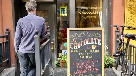 Sebastian Brecht steht vor seinem Laden «Obessive Chocolate Disorder» im New Yorker East Village. 