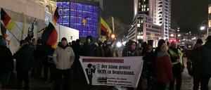 Rechtsextremisten demonstrieren am Breitscheidplatz.