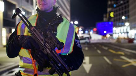 Abgeriegelt: Ein bewaffneter Polizist steht am Samstagabend an einer Zufahrt zum Weihnachtsmarkt auf dem Breitscheidplatz.